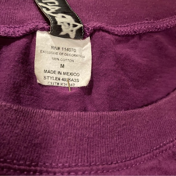 Fleur de Lis T-Shirt - Picture 4 of 4